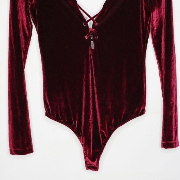 ✨NWOT✨Nasty Gal Velvet Bodysuit - Picture 3 of 7